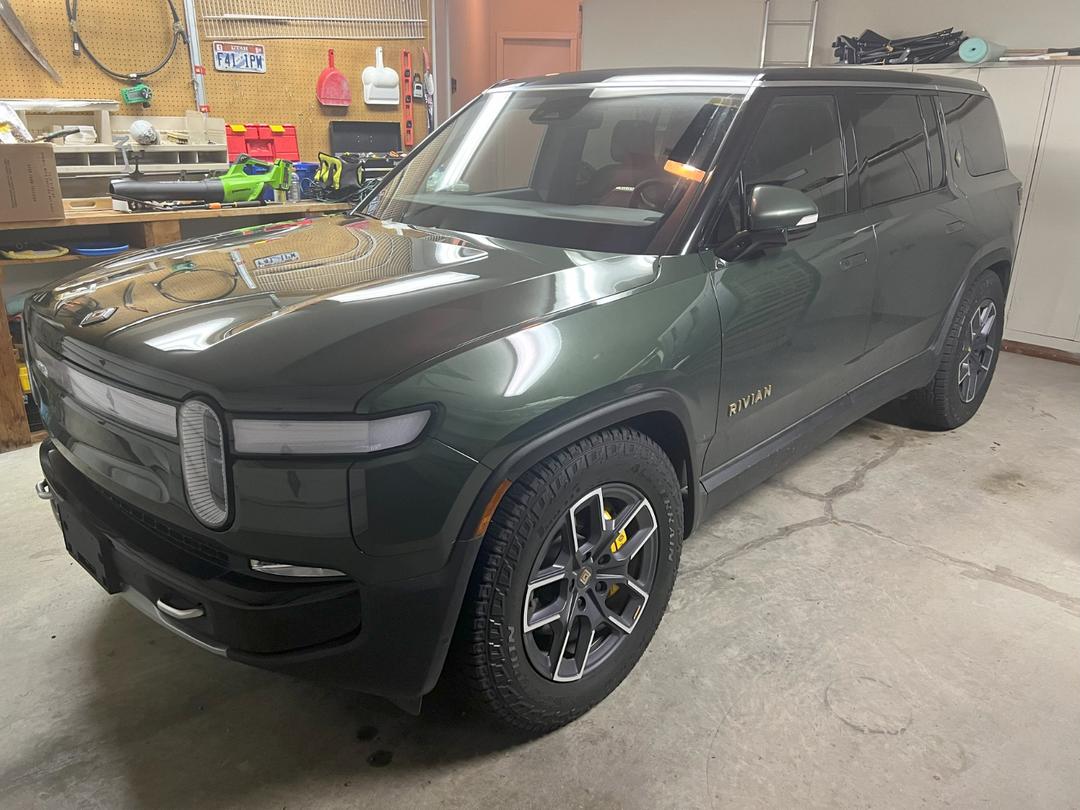 RIVIAN_R1S 