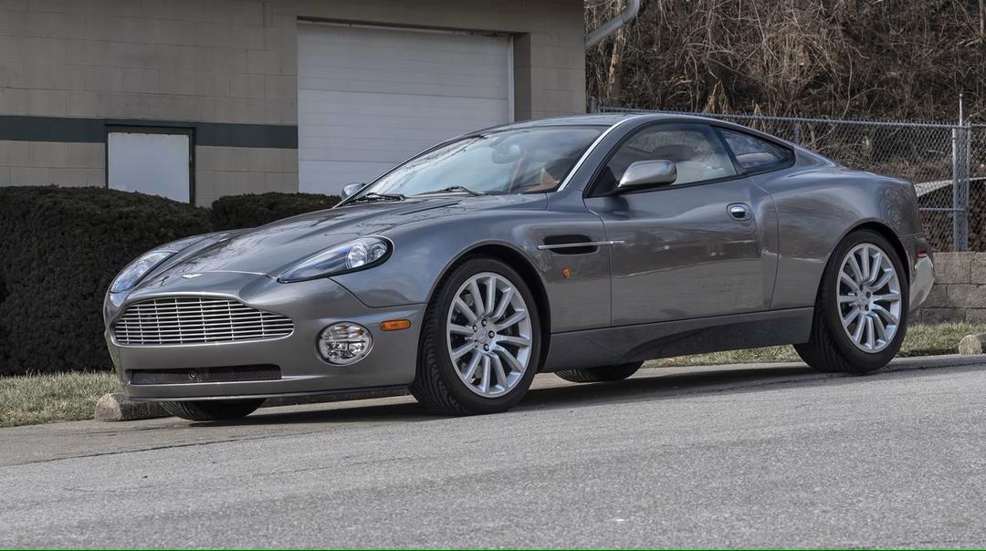 Aston Martin_Vanquish Coupe 