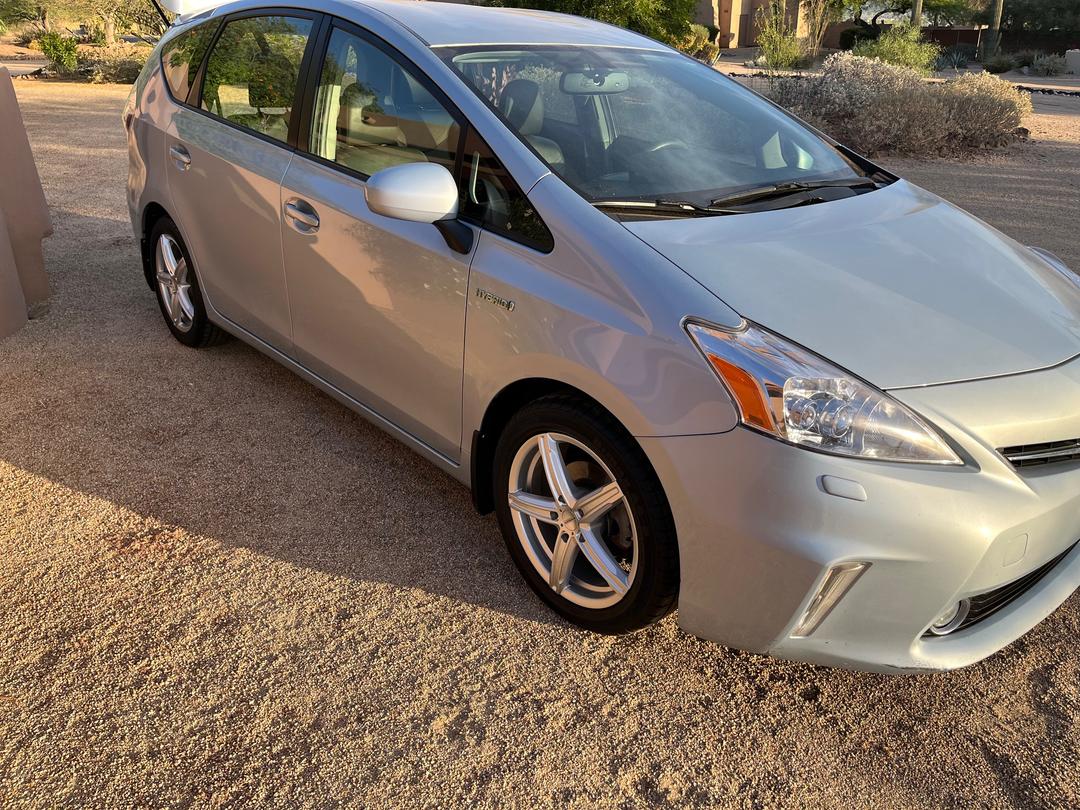 Toyota_Prius V 