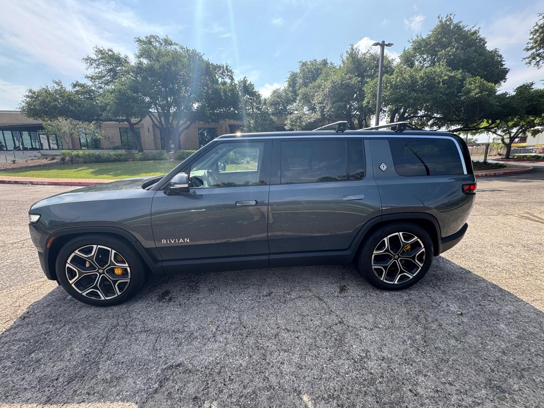Rivian_R1S 