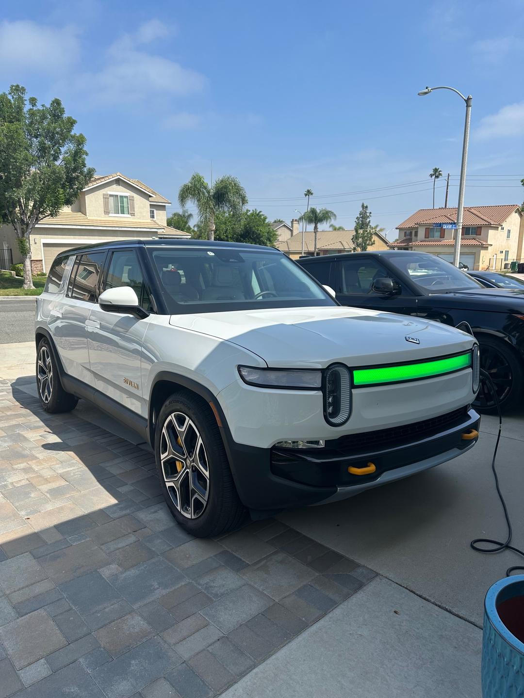 Rivian_R1S 