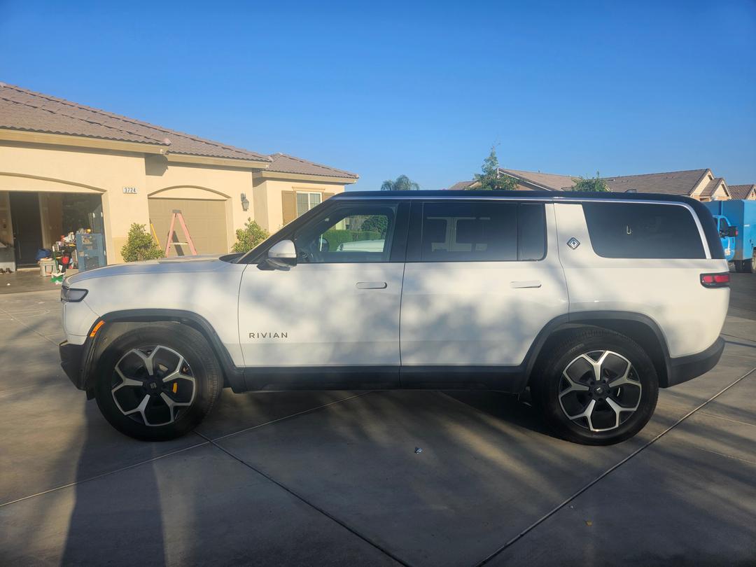 Rivian_R1S 