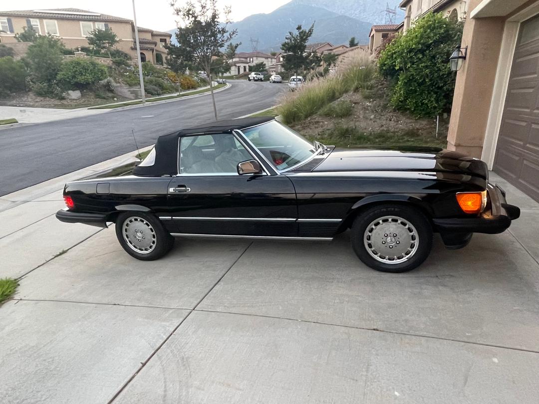 Mercedes-Benz_560 Series 