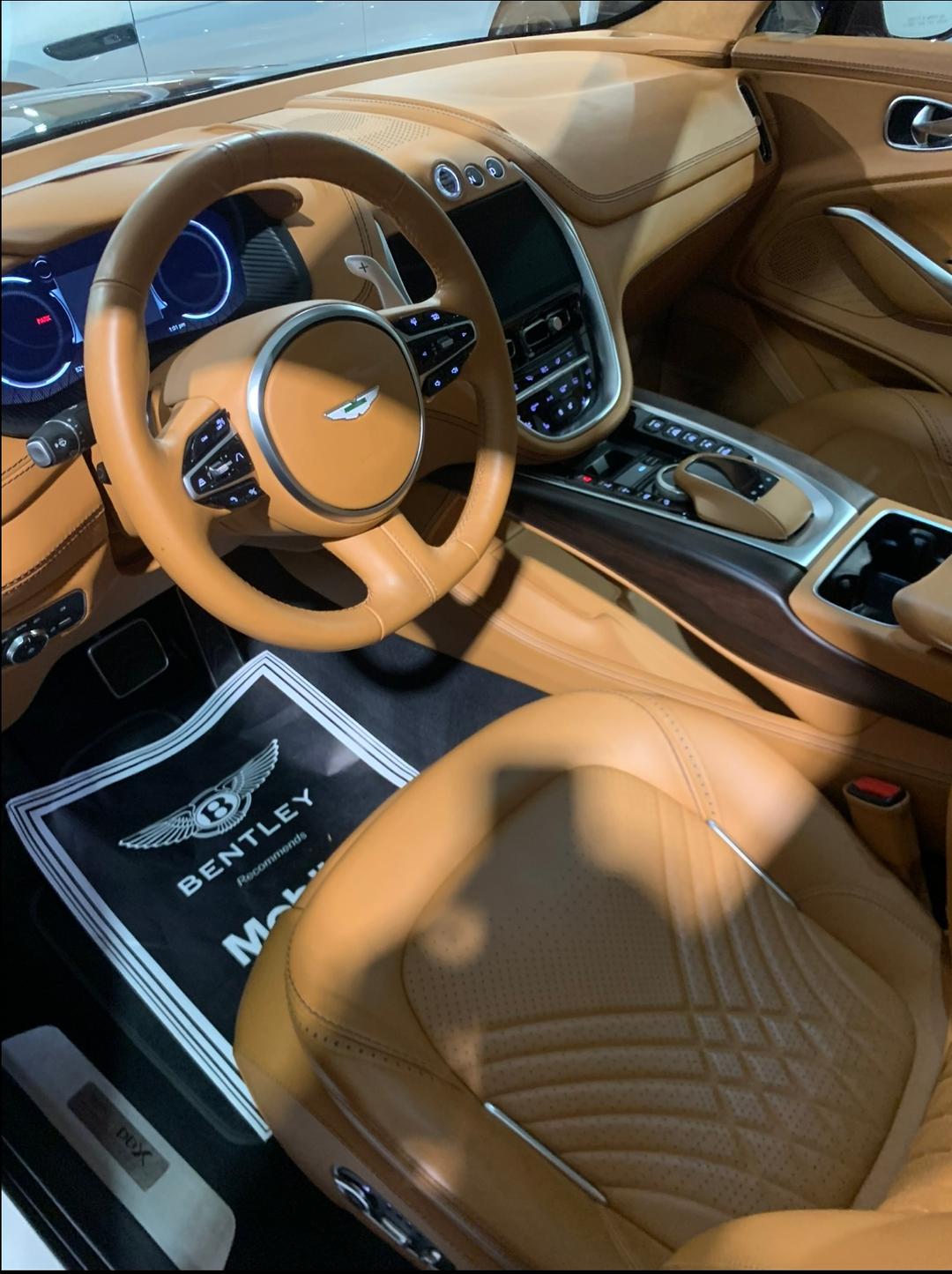 Aston Martin_DBX 