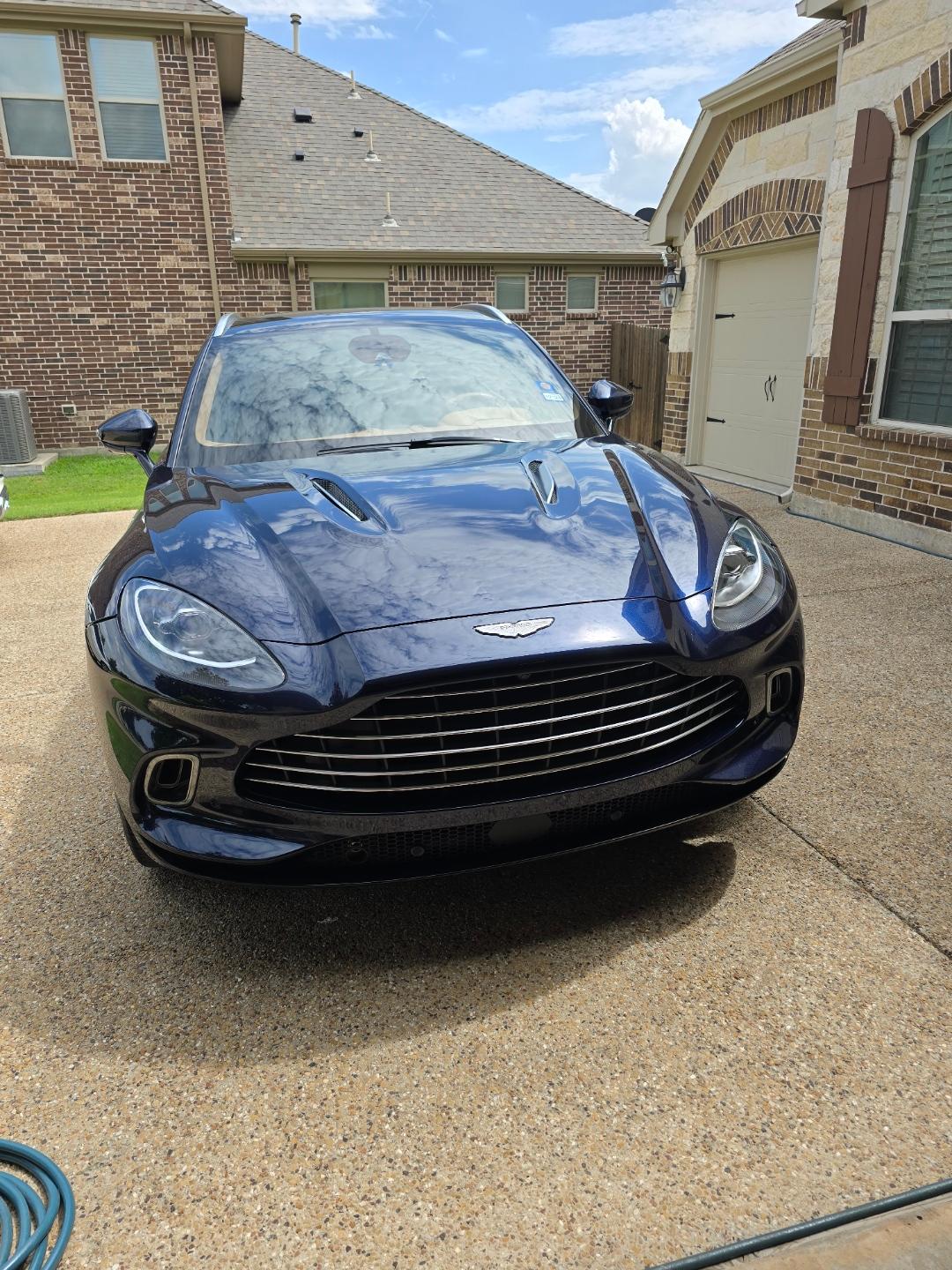 Aston Martin_DBX 