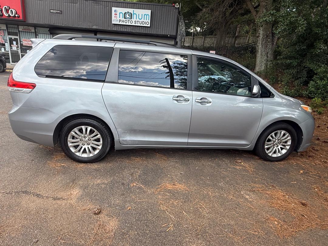 Toyota_Sienna 