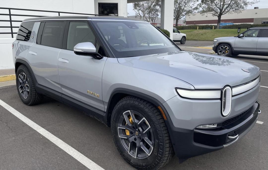 Rivian_R1S 