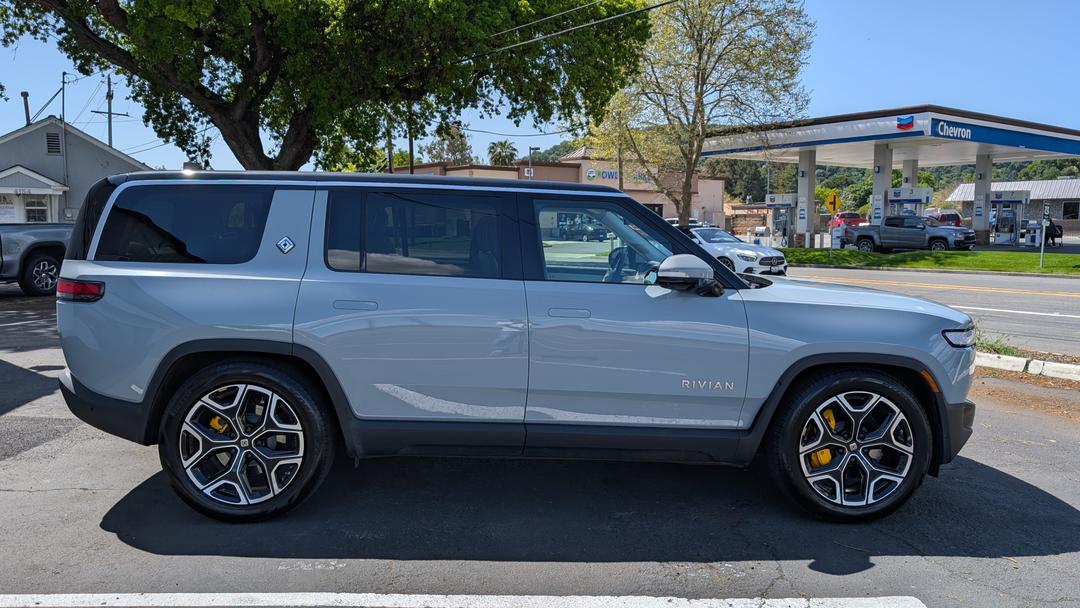 Rivian_R1S 