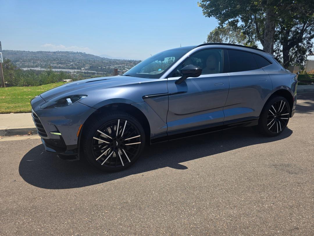 Aston Martin_DBX 