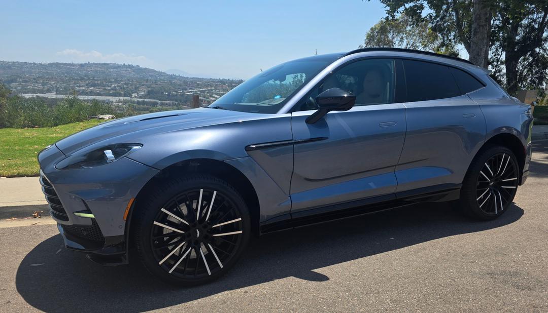 Aston Martin_DBX 