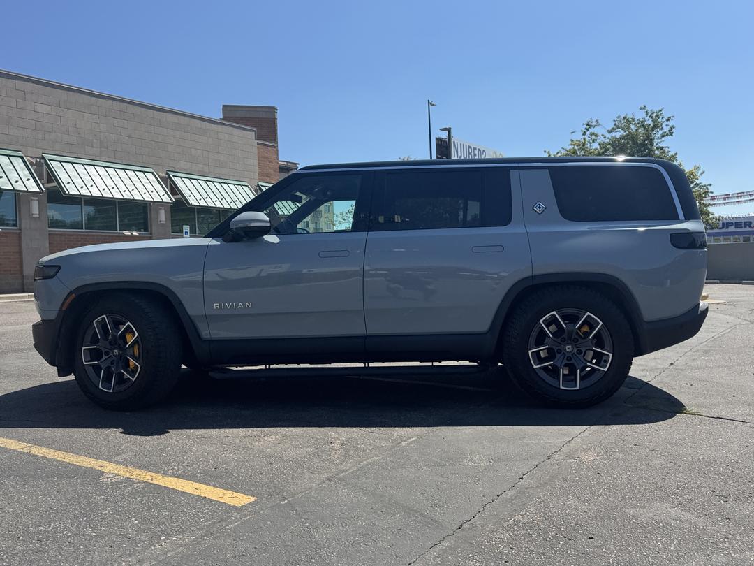 Rivian_R1S 