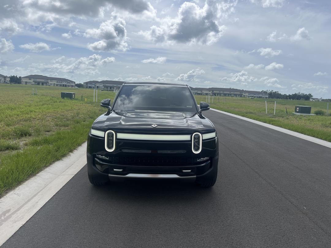 Rivian_R1S 