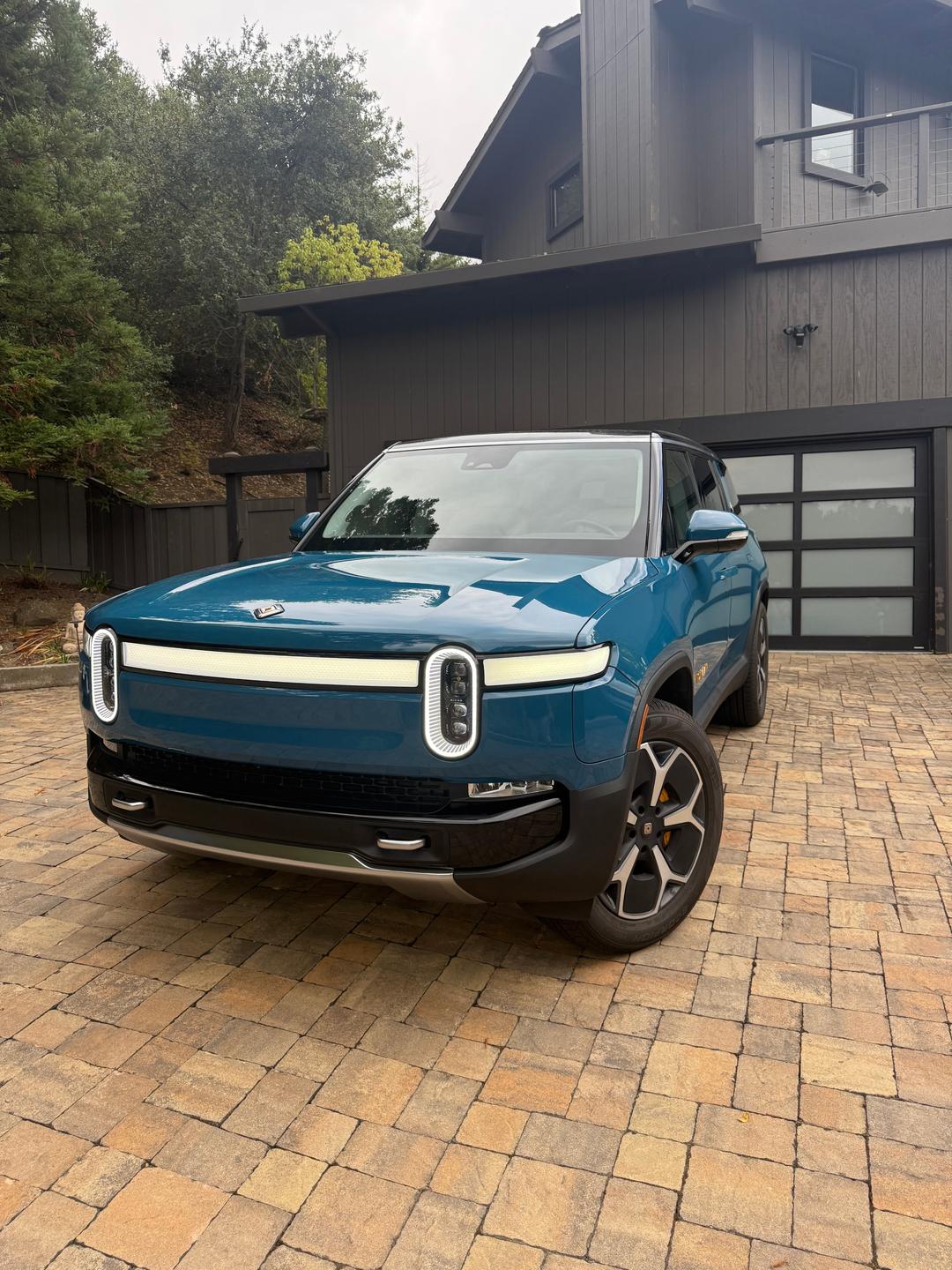 RIVIAN_R1S 
