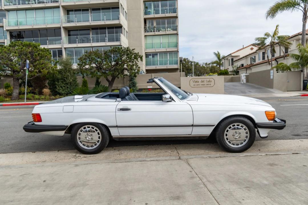 Mercedes-Benz_560 Series 
