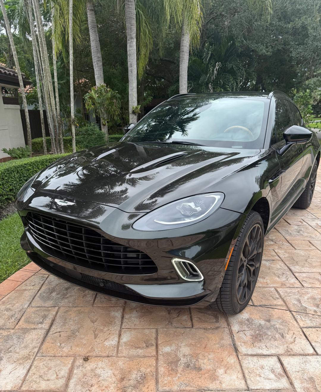 Aston Martin_DBX 