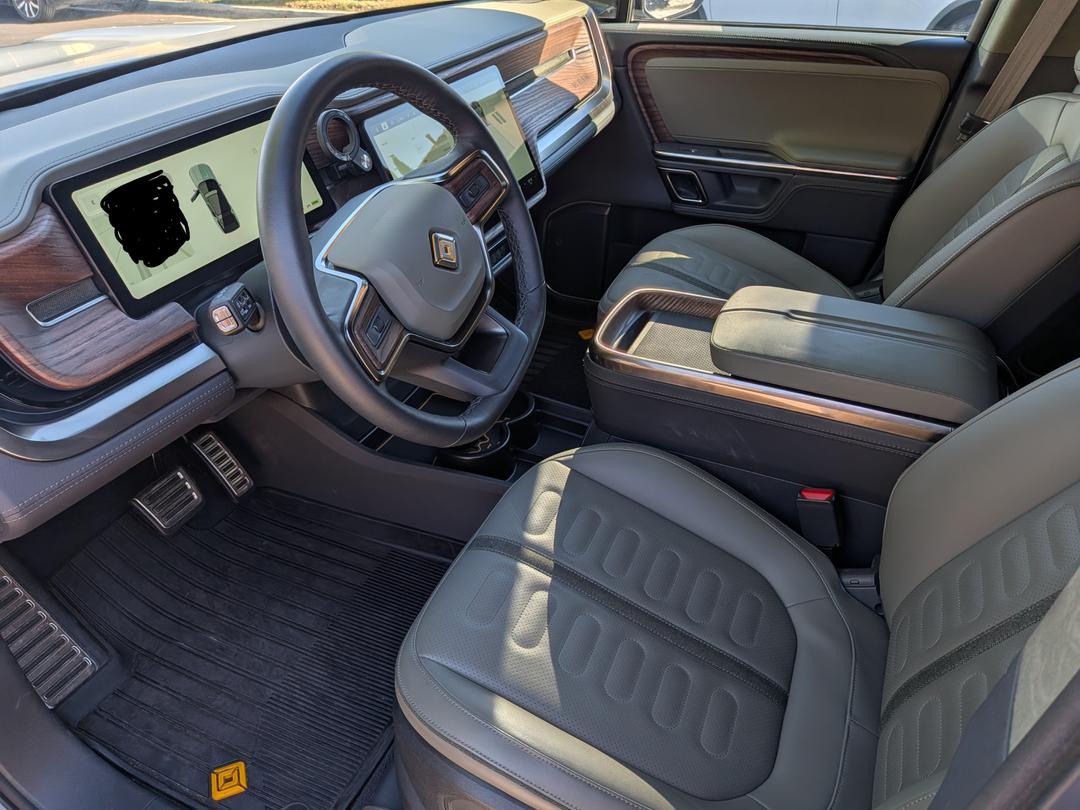 Rivian_R1S 