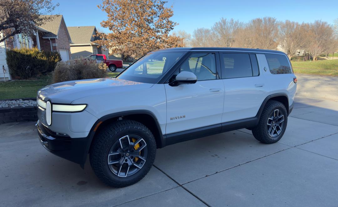 Rivian_R1S 
