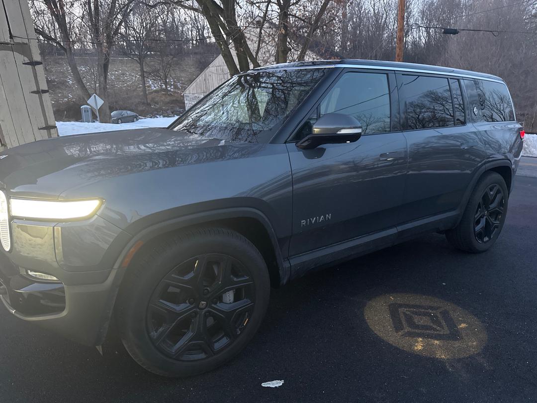 Rivian_R1S 