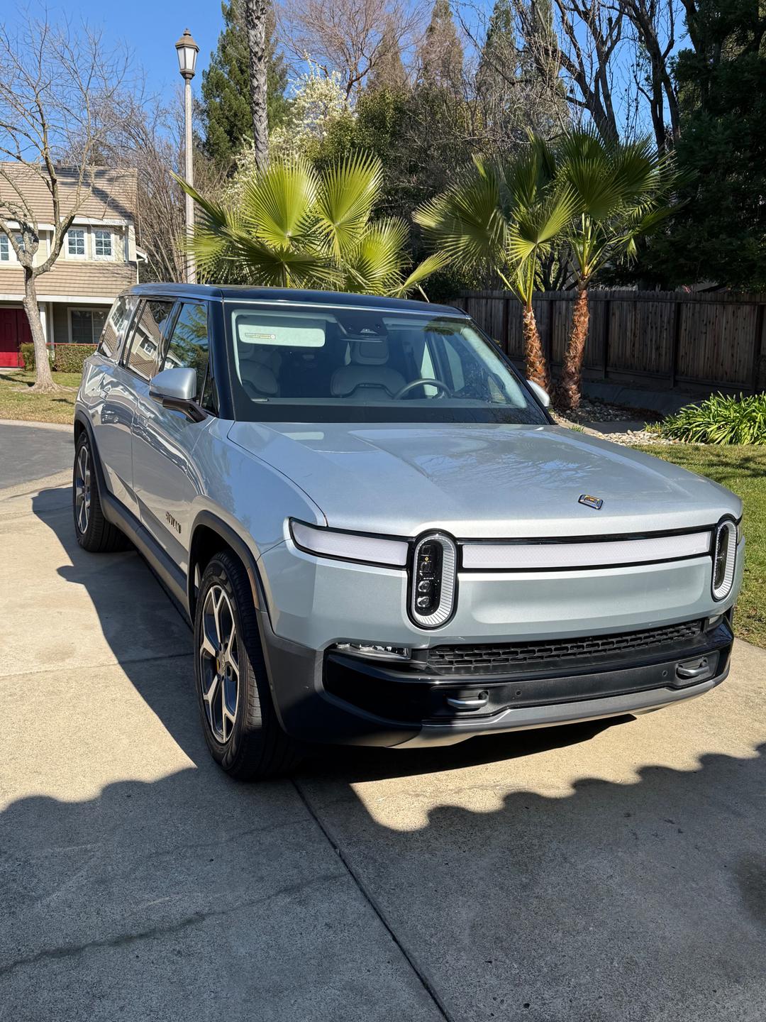 Rivian_R1S 