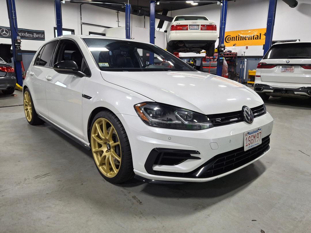Volkswagen_Golf R 