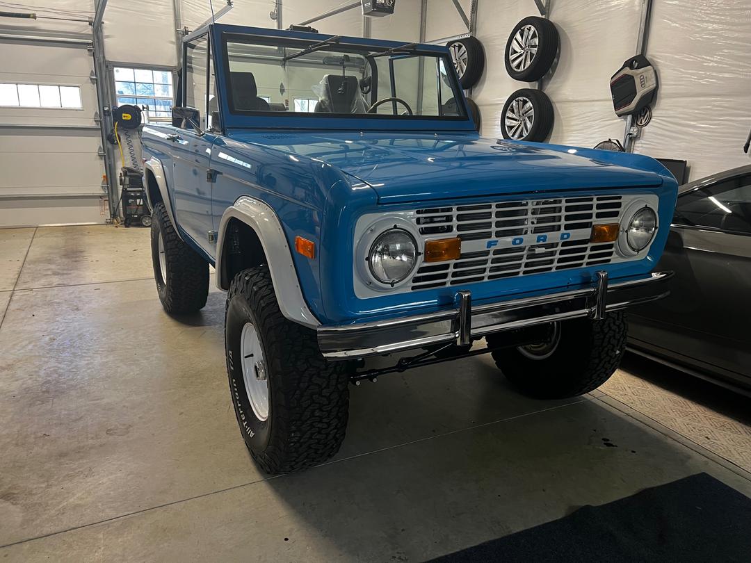 Ford_Bronco 2D Utility 4WD 