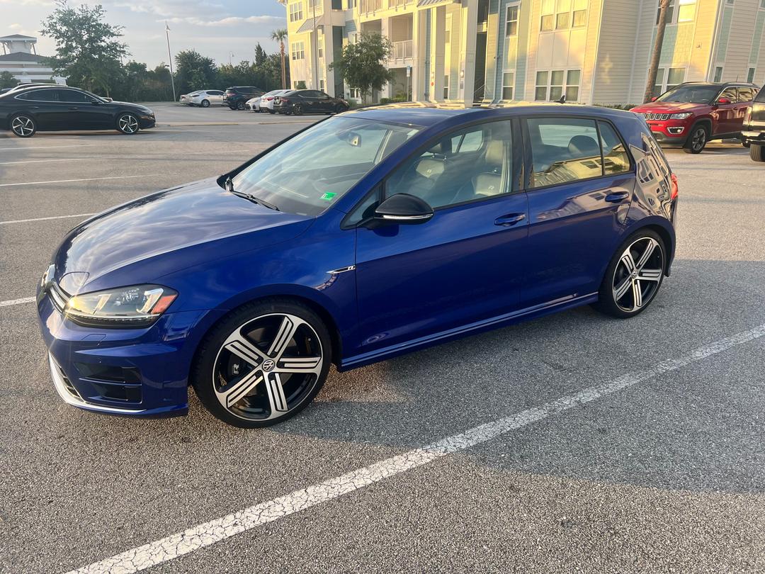 Volkswagen_Golf R 