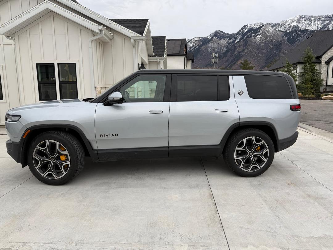 Rivian_R1S