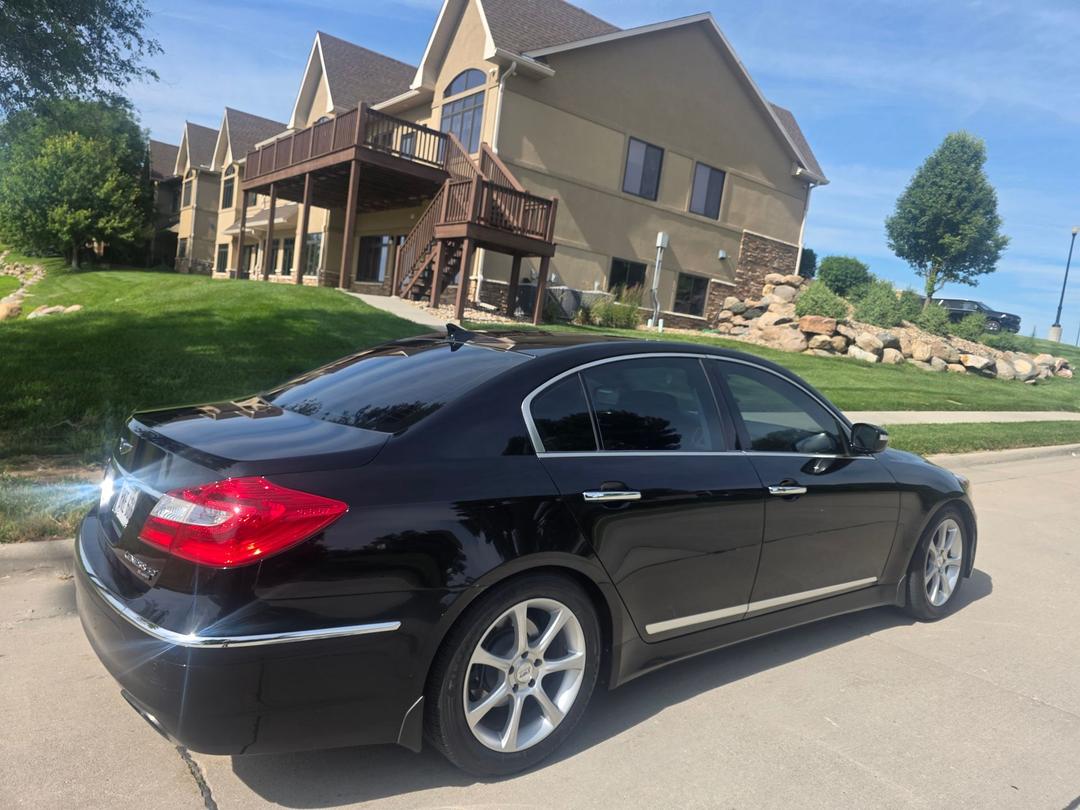 Hyundai_Genesis