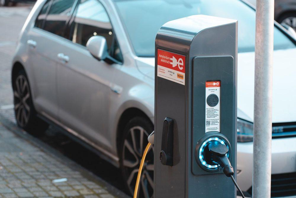 Electric vehicle receiving a charge to the battery at a charging station